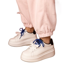 Zapatillas deportivas blancas en la plataforma blanco