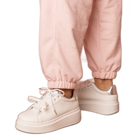 Zapatillas deportivas blancas y plateadas en la plataforma blanco