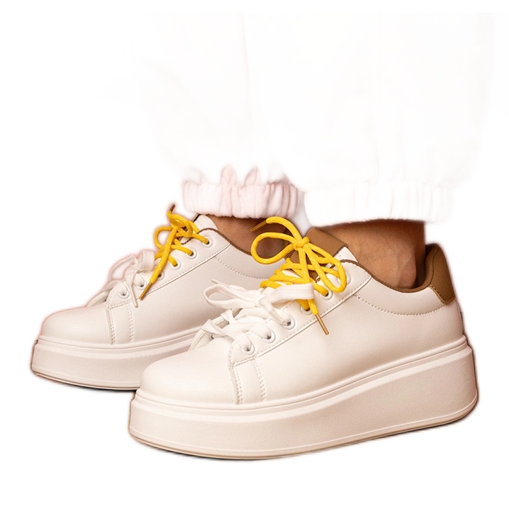 Zapatillas de deporte deportivas de color marrón blanco en la plataforma Zapatillas de deporte deportivas de color marrón blanco en la plataforma