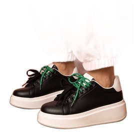 Zapatillas deportivas negras en la plataforma negro