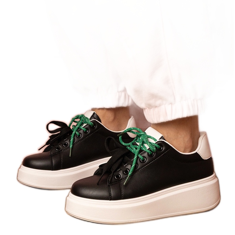 Zapatillas deportivas negras en la plataforma negro