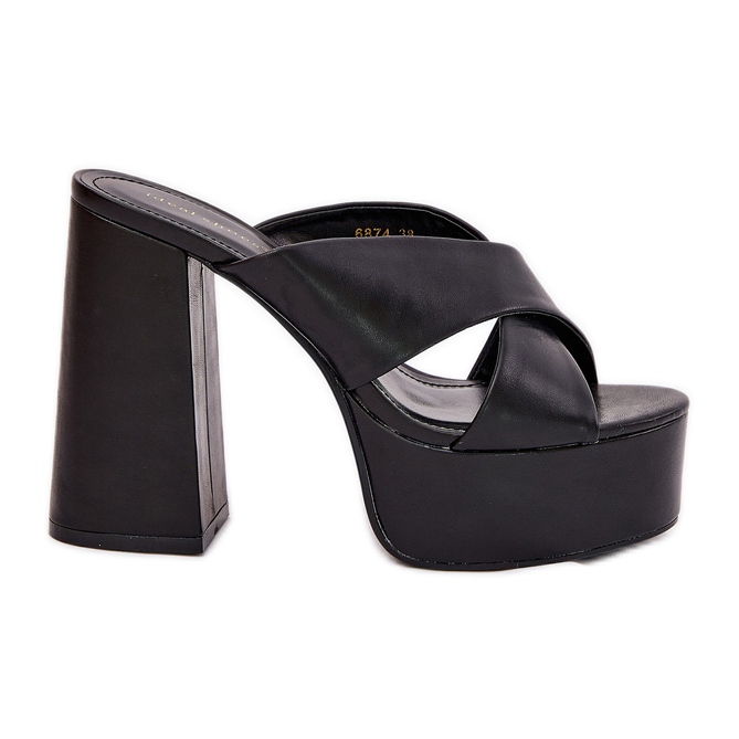 Zapatillas para mujeres en la plataforma y el pilar negro