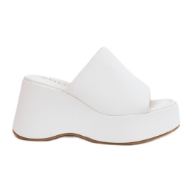 Zapatillas para mujeres de cuero ecológica en la plataforma y cuñas blancas blanco