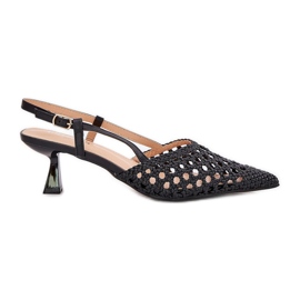 Tacones altos con una nariz puntiaguda y un tacón negro
