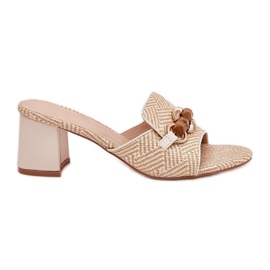 Tacones para mujeres con una decoración beige