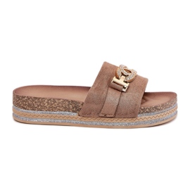 Zapatillas para mujeres con un detalle dorado en la plataforma con brillo caqui beige