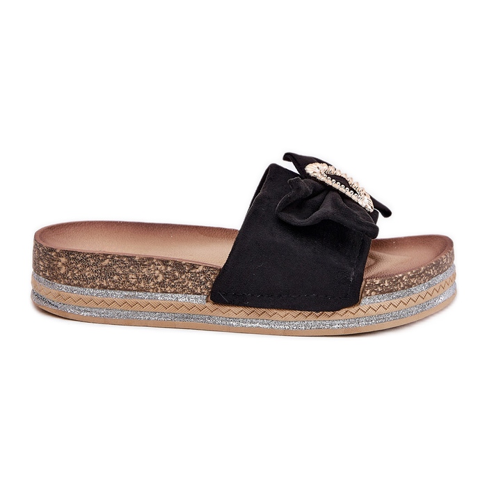 Flip fallas para mujeres en la plataforma con arco y un broche decorativo negro
