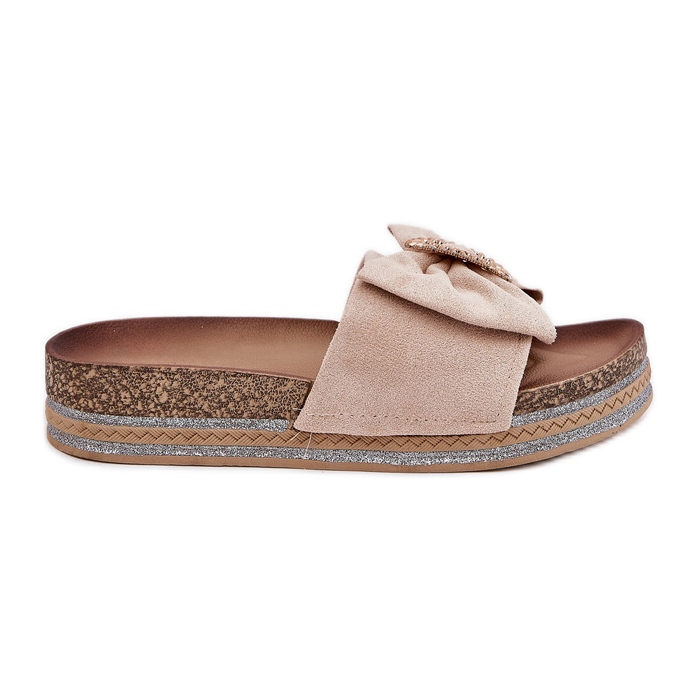 Flip fallas de mujeres en la plataforma con arco y un broche decorativo beige