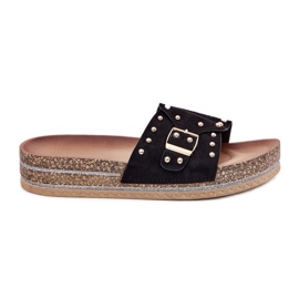 Zapatillas para mujeres en la plataforma con una hebilla y sementales negros