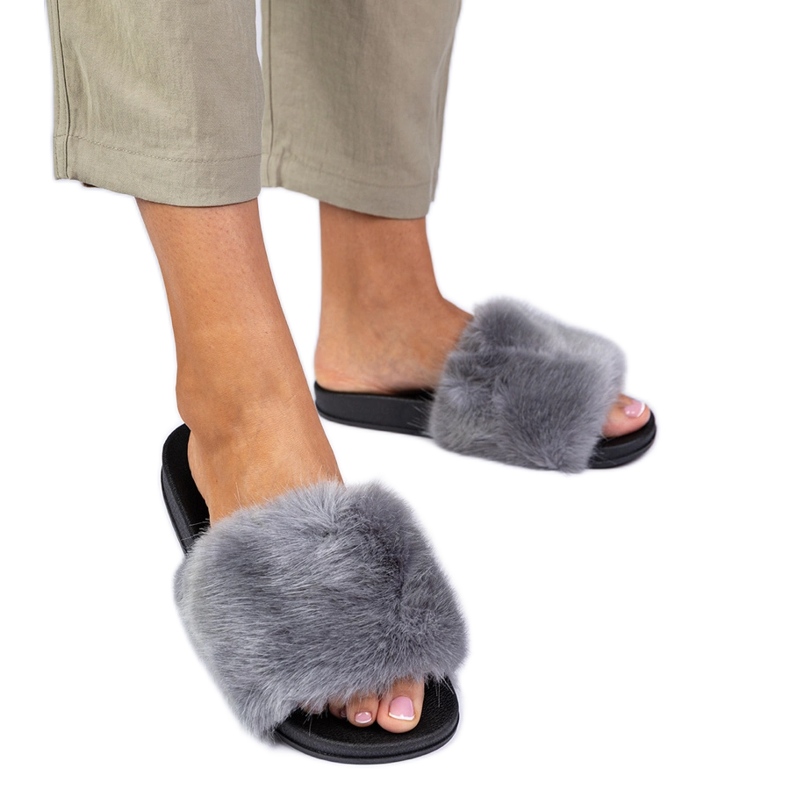 Chanclas grises con pelo