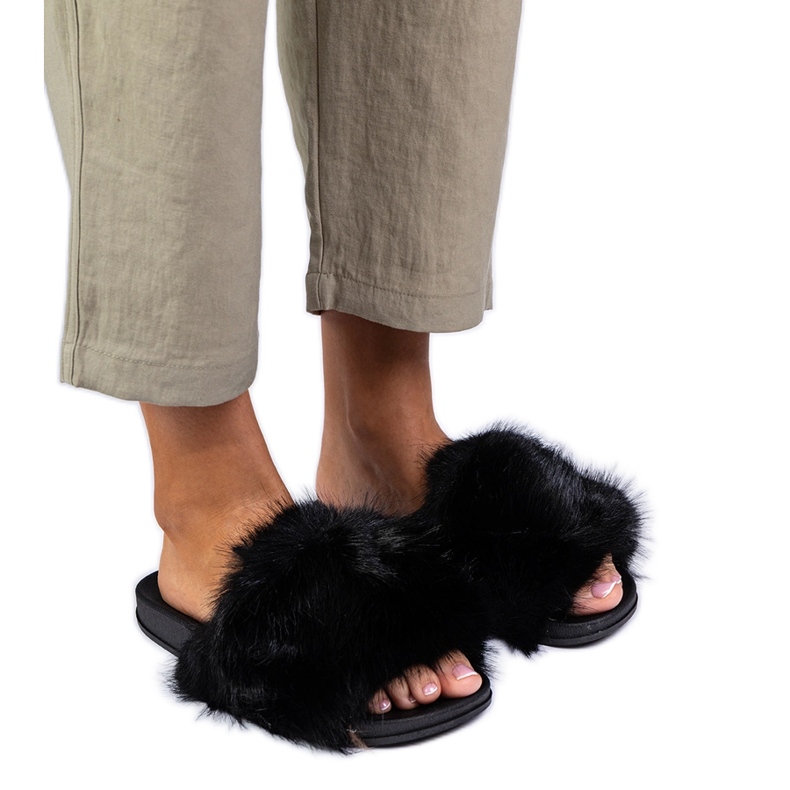 Babuchas negras con pelo negro