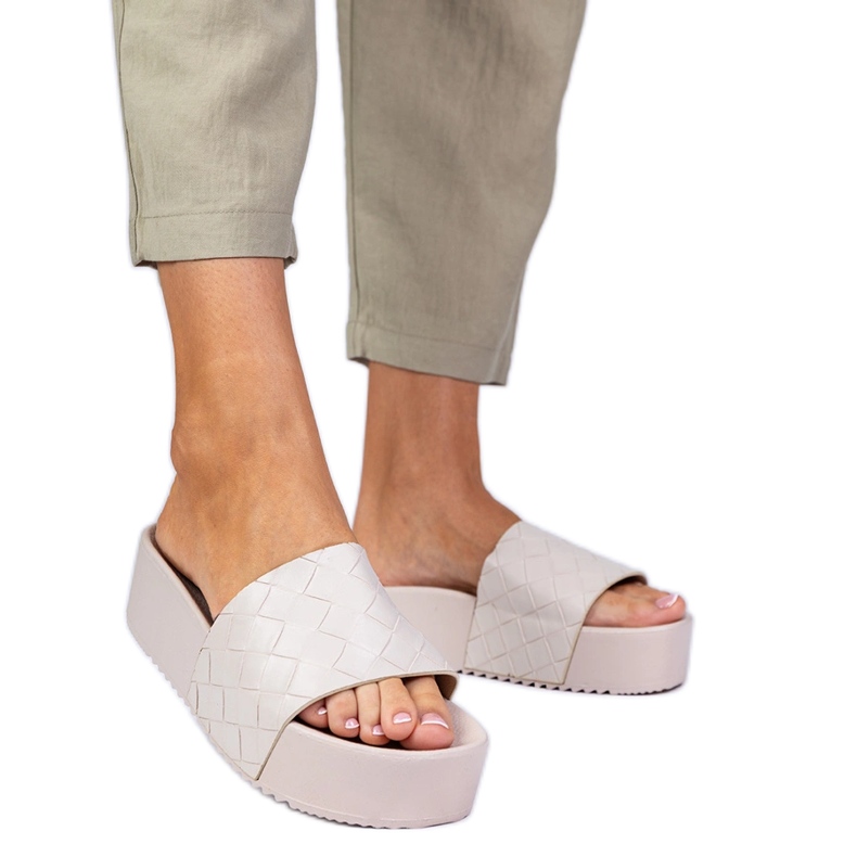 Beige presionando chanclas