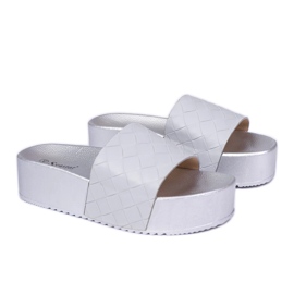 Chanclas como grises
