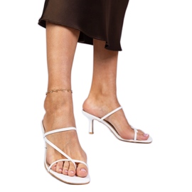 Chanclas blancas elegantes sobre un tacón alto blanco