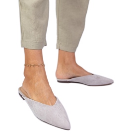 Elegantes chanclas grises hechas de ekozamszu