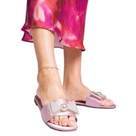 Chanclas de satén rosadas con un arco en perlas