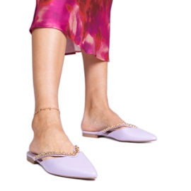 Violeta elegante Flip -Flops decorados con una cadena púrpura