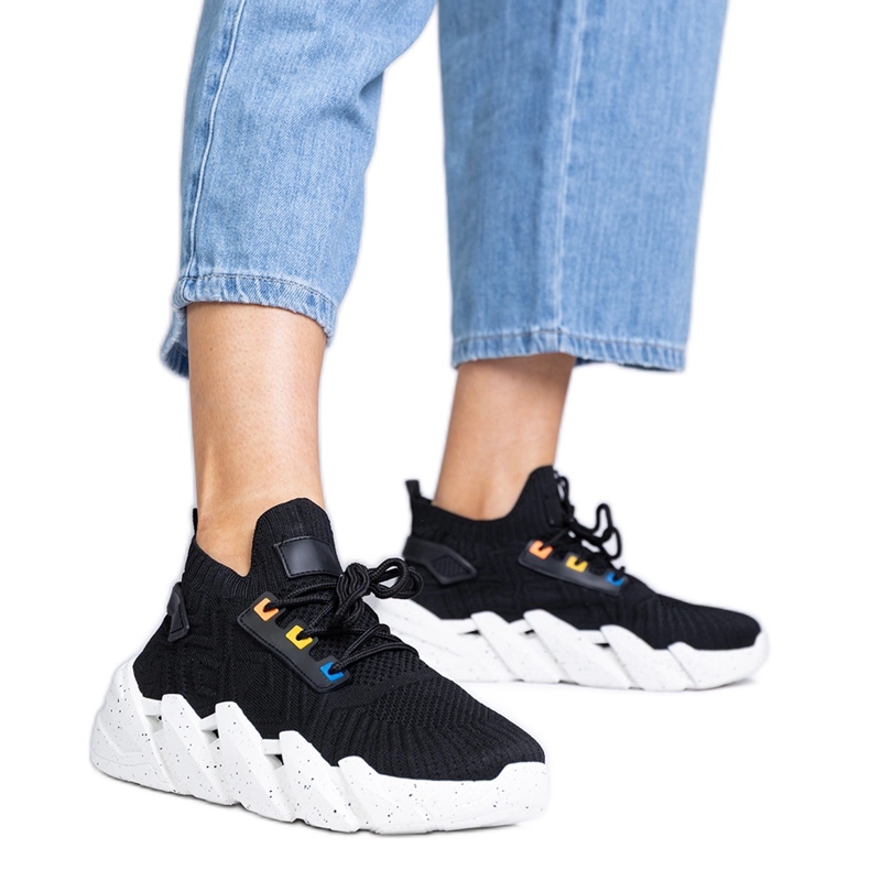 Zapatillas de deporte de deportes negros en una suela masiva