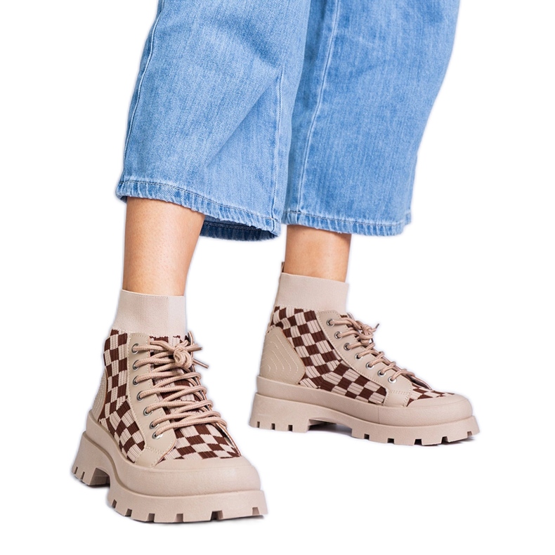Zapatillas de zapatillas marrones en la plataforma marrón