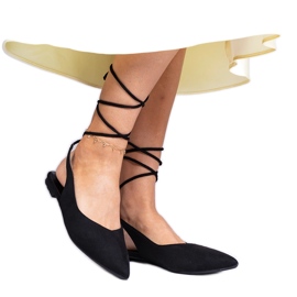 Tacones planos negros atados con tobillo