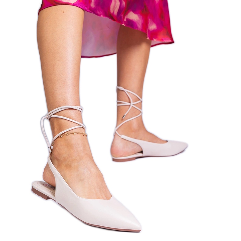 Tacones planos beige hechos de eco -ulather Tacones planos beige hechos de eco -ulather