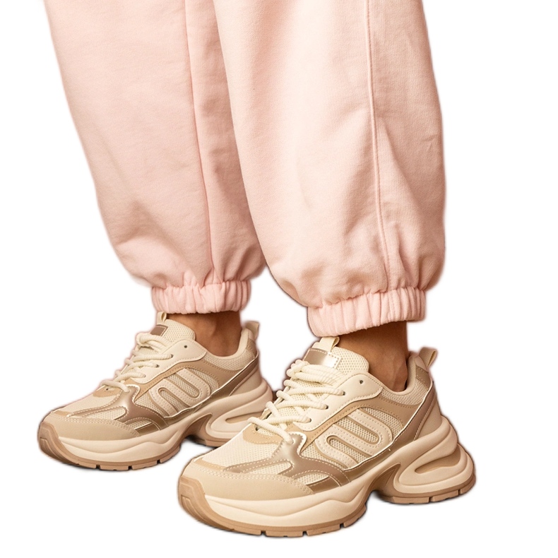 Beige Sports Sneakers en una suela masiva