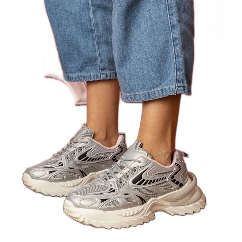 Zapatillas de deporte de Silver Sports en una suela elegante plata