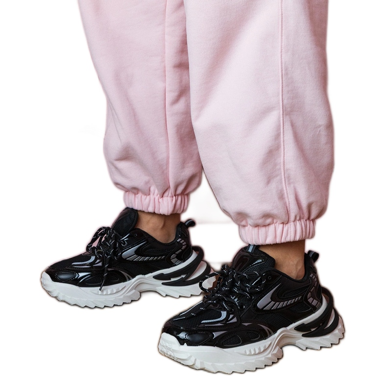 Zapatillas de deporte de deportes negros en una suela elegante Zapatillas de deporte de deportes negros en una suela elegante