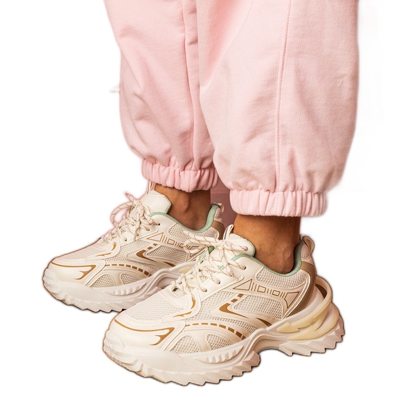 Beige Sports Sneakers en una suela gruesa