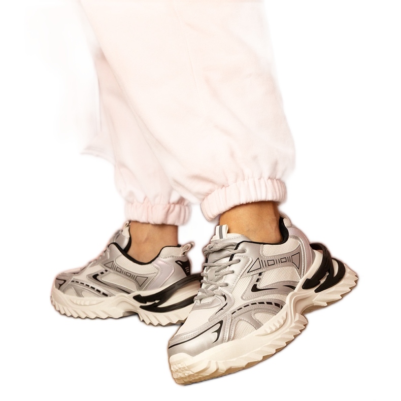 Zapatillas de deporte deportivas de plata en una suela gruesa Zapatillas de deporte deportivas de plata en una suela gruesa