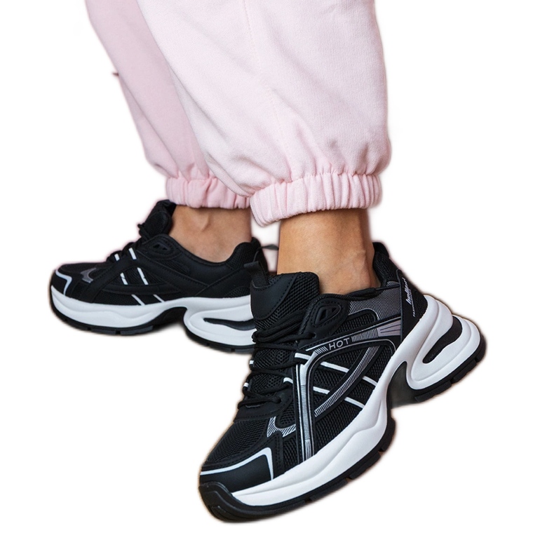 Zapatillas de deporte de deportes negros en una suela masiva