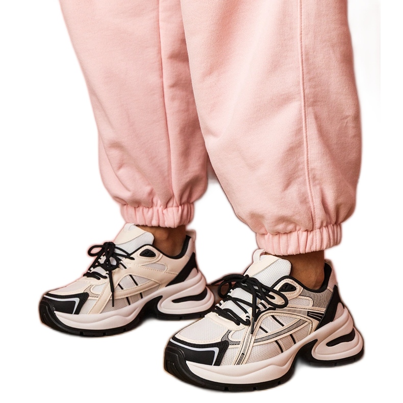 Zapatillas deportivas blancas y blancas en una suela masiva blanco