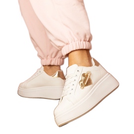 Zapatillas blancas con un corazón dorado y alfiladores de circón blanco