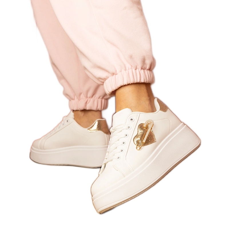 Zapatillas blancas con un corazón dorado y alfiladores de circón blanco