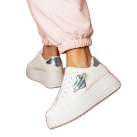 Zapatillas blancas con un corazón azul y pines de circón blanco Zapatillas blancas con un corazón azul y pines de circón blanco