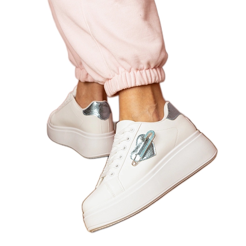 Zapatillas blancas con un corazón azul y pines de circón blanco
