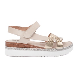 Goodin Sandalias beige en una plataforma con una decoración metálica Goodin Sandalias beige en una plataforma con una decoración metálica