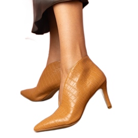 Botines marrones elegantes con tacón alto. marrón
