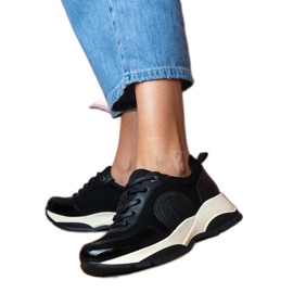 Zapatillas deportivas de mujer negras. negro