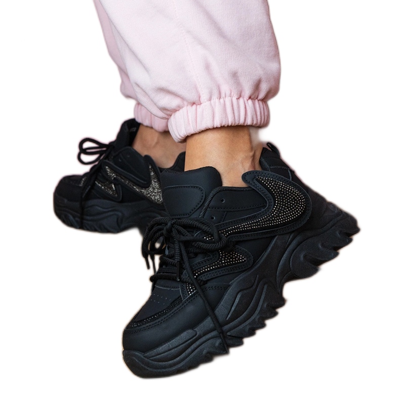 Zapatillas negras en una suela masiva con circones negro Zapatillas negras en una suela masiva con circones negro