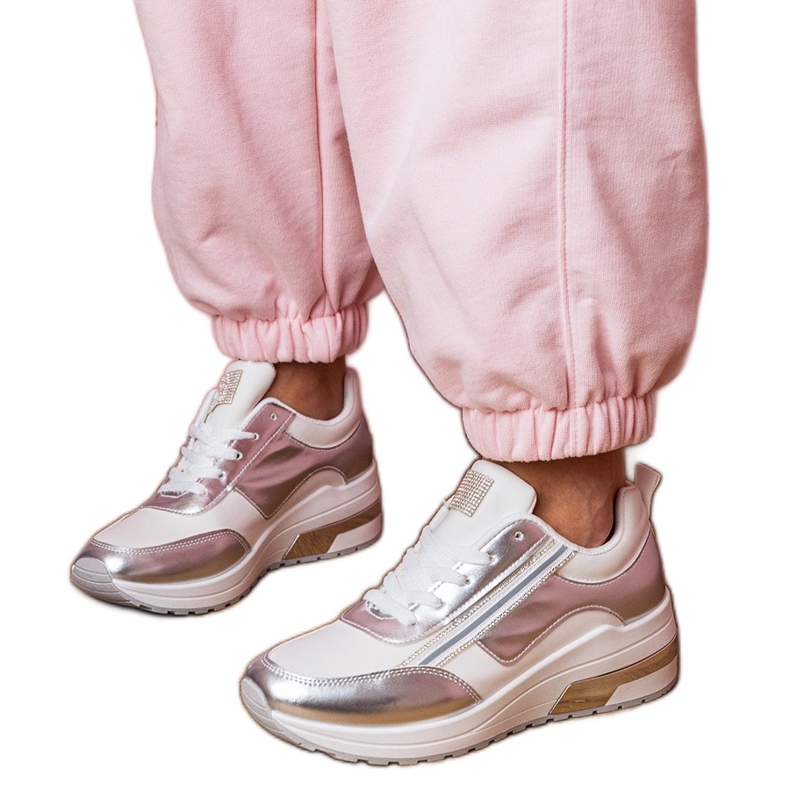 Zapatillas blancas con circones y una inserción metálica blanco