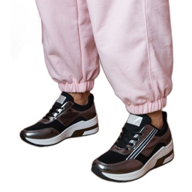 Zapatillas negras con circones y una inserción metálica negro