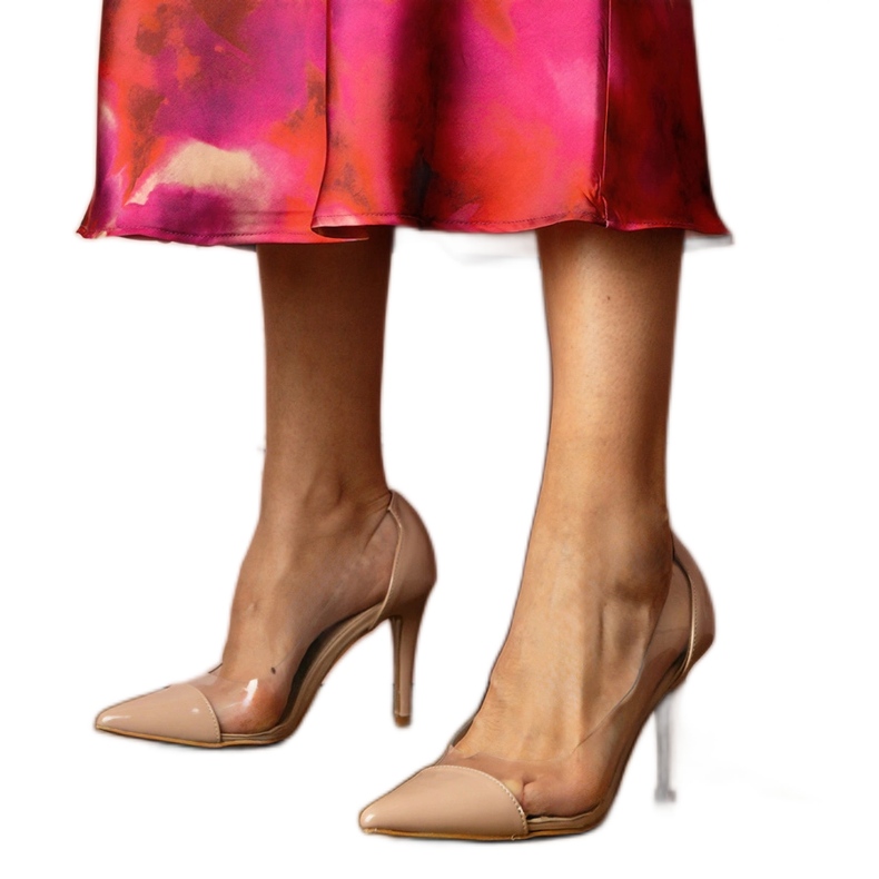 Bombas clásicas beige con una parte superior transparente