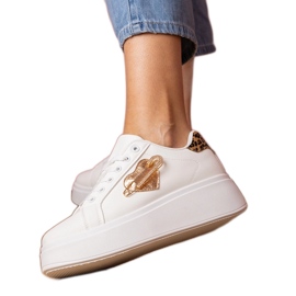 Zapatillas blancas con pasadores de circón y adición de leopardo blanco