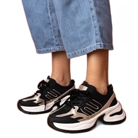 Zapatillas de deporte de deportes negros en una suela masiva