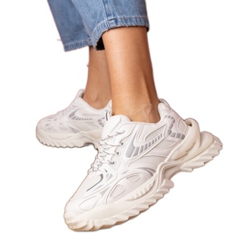 Zapatillas deportivas blancas en una suela elegante blanco