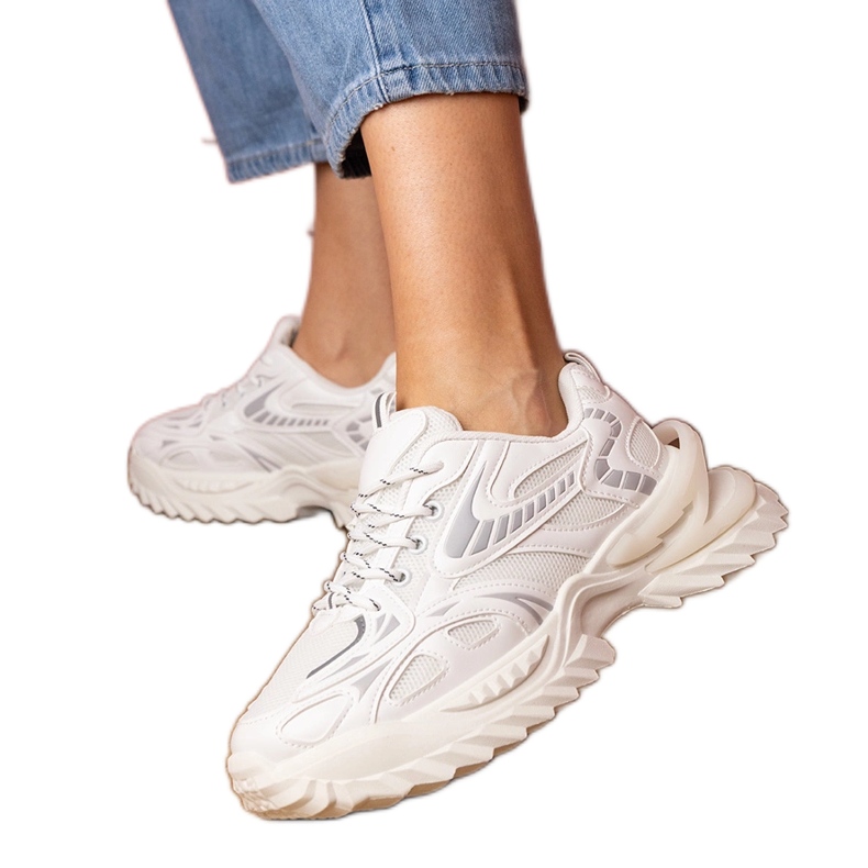Zapatillas deportivas blancas en una suela elegante blanco
