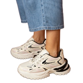 Zapatillas de deporte deportivas beige en una suela elegante