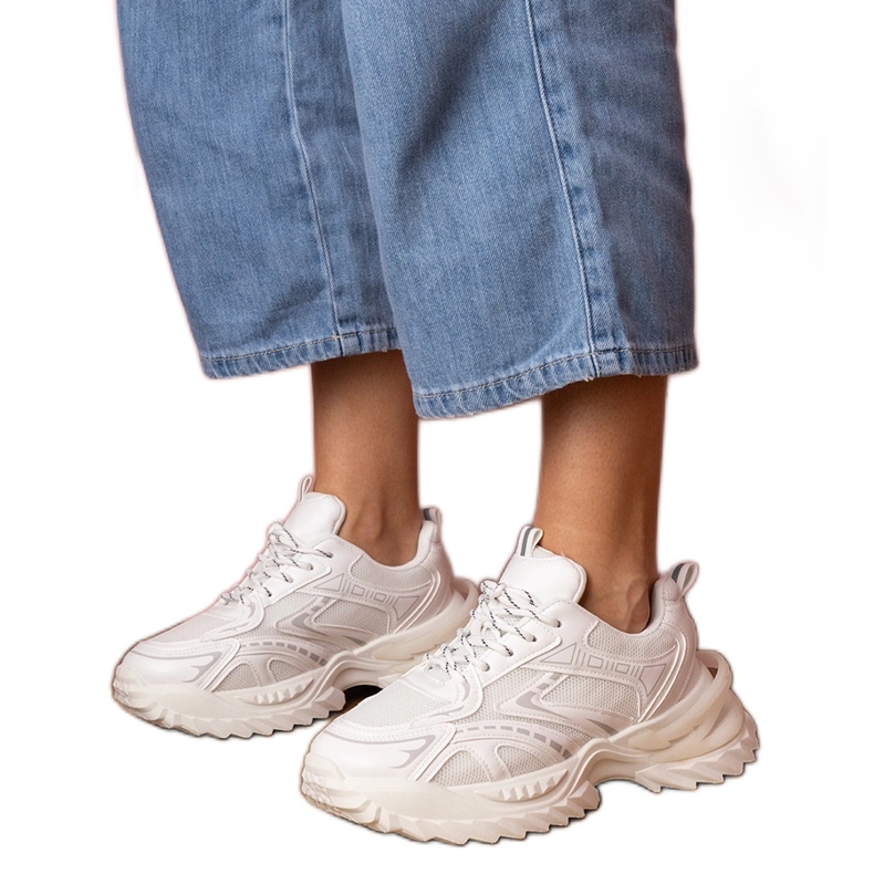 Zapatillas deportivas blancas en una suela gruesa blanco
