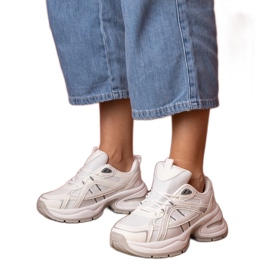 Zapatillas deportivas blancas con suela maciza. blanco